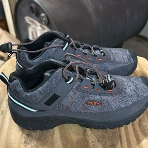 Kids Keen Hiking Shoes. Size 4. Gender neutral. Like new.